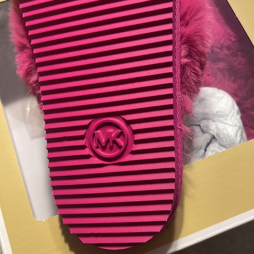 New in box Michael Kors fuzzy sandals - Picture 2 of 4